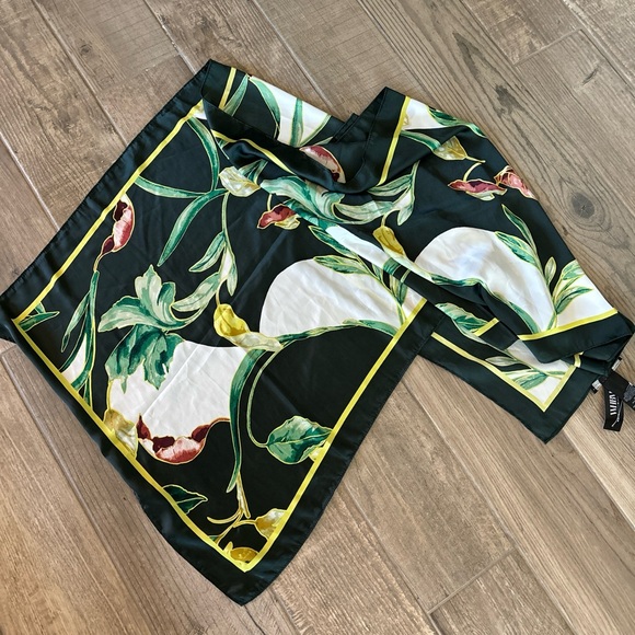 White House Black Market Women's Scarf Green Floral Tag - Picture 4 of 5